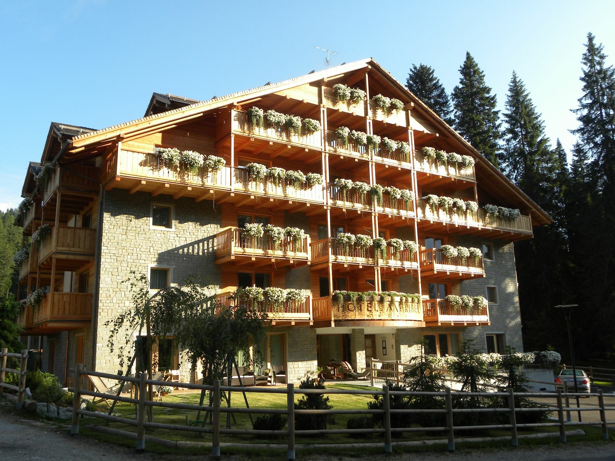 Maribel Hotel Мадона ди Кампильо Екстериор снимка